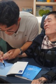 [현장취재] 눈동자가 문장이 되기까지… 김창민 작가, 첫 에세이 출간